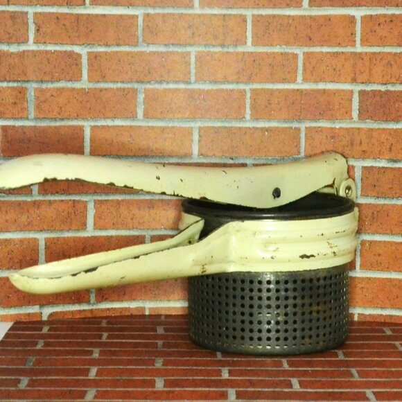Vintage Potatoe Ricer MCM Kitchen Tools Decor Cooking Food Prep - Picture 2 of 6
